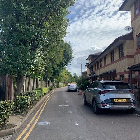 Large, Spacious 3 Bedroom Sleeps 6, Apartment For Contractors And Holidays In Lewisham, Greater London - 1 Free Parking Space & Free Wifi Kültér fotó