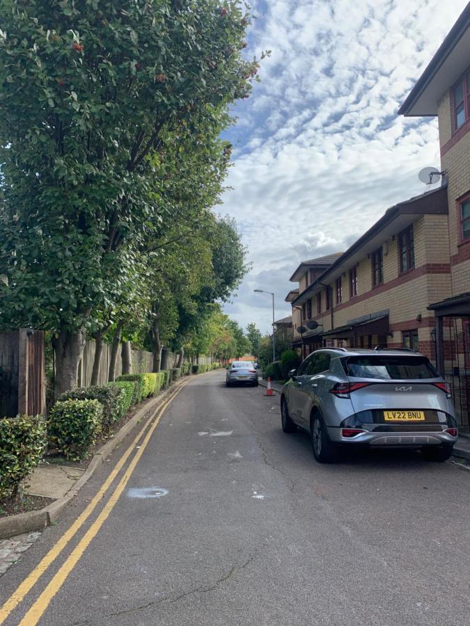 Large, Spacious 3 Bedroom Sleeps 6, Apartment For Contractors And Holidays In Lewisham, Greater London - 1 Free Parking Space & Free Wifi Kültér fotó